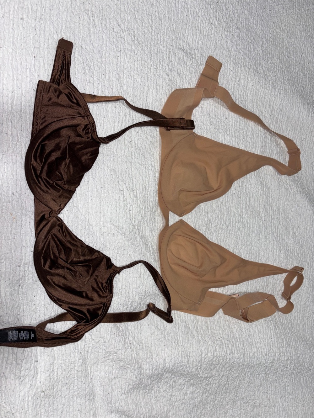 2 SKIMS Smooth Bra Duo in Chocolate & Beige